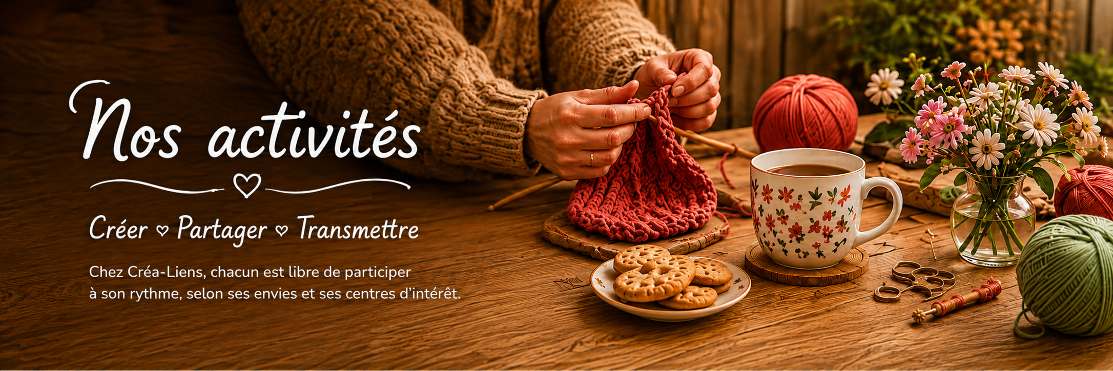 Mains en train de tricoter autour d'une table avec café, fleurs, laine et biscuits