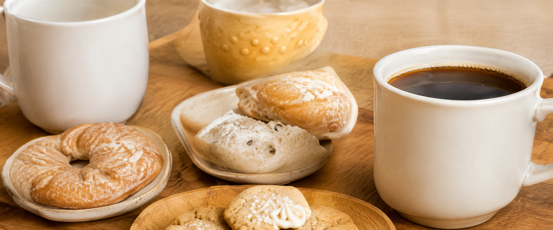 Tasses, biscuits et boissons partagées.
